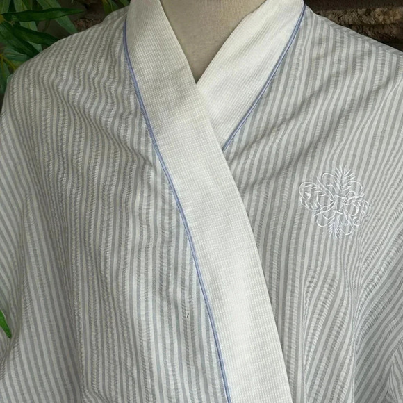 Signature II by Stan Herman Gray White  Seersucker Stripe Lightweight Robe - Picture 7 of 9